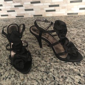 Like new, 3.5” heels, comfy and easy to walk in!